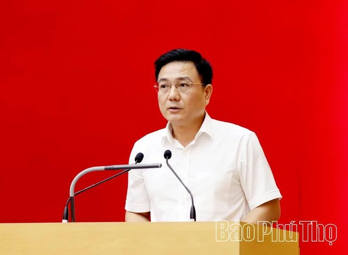 Đồng chí Phó Chủ tịch UBND tỉnh Vũ Việt Văn trình bày báo cáo về việc điều chỉnh địa giới hành chính giữa thành phố Hà Nội và tỉnh Phú Thọ.