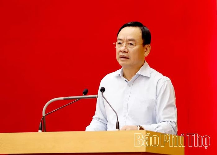 Đồng chí Phó Chủ tịch UBND tỉnh Quách Tất Liêm trình bày báo cáo về việc điều chỉnh chủ trương đầu tư các dự án hạ tầng giao thông trọng điểm.