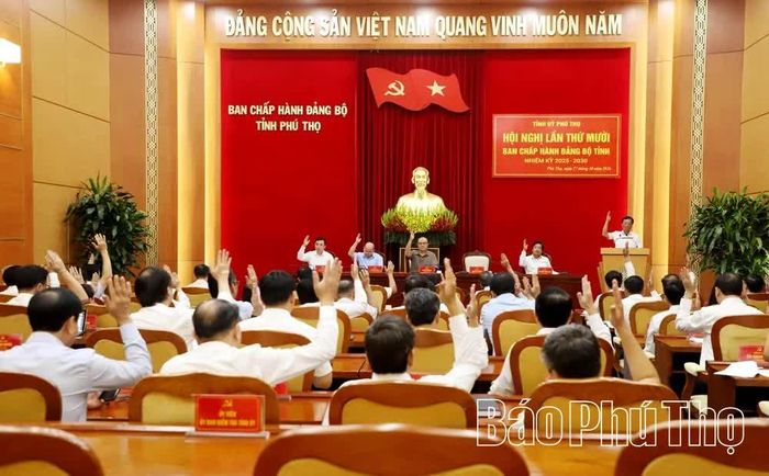 Các đại biểu biểu quyết thông qua Nghị quyết Hội nghị lần thứ Mười, Ban Chấp hành Đảng bộ tỉnh nhiệm kỳ 2025-2030.