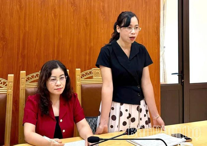 Đồng chí Triệu Thị Thanh Bình - Phó Chủ tịch Hội Nhà báo tỉnh phát biểu tại tọa đàm.