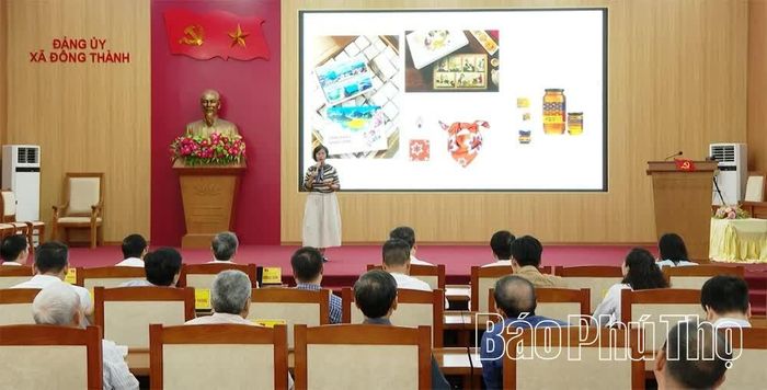 Đại diện Trung tâm Hỗ trợ Khởi nghiệp Sáng tạo Quốc gia trao đổi nội dung “Định hướng xây dựng mô hình làng tuần hoàn cấp xã gắn với kinh tế xanh, kinh tế tuần hoàn và phát triển sinh kế bền vững tại Đông Thành”.