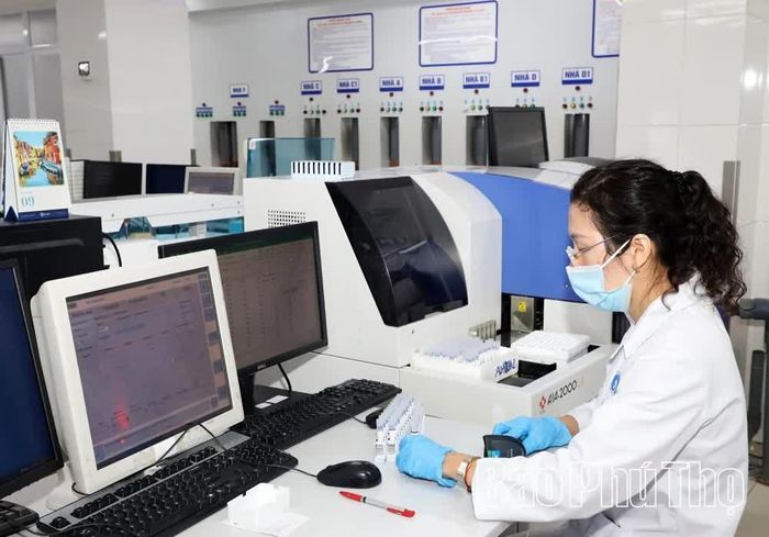 Trang thiết bị y tế đồng bộ, hiện đại tại Khoa Xét nghiệm, Bệnh viện Đa khoa tỉnh Phú Thọ góp phần nâng cao hiệu quả chẩn đoán.