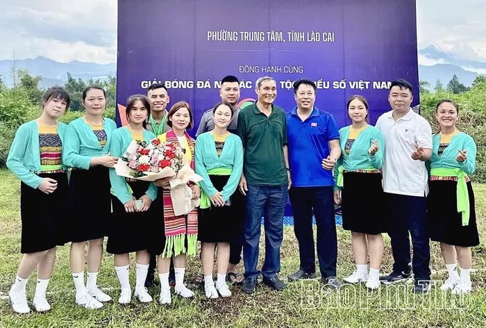 Huấn luyện viên và các cầu thủ nữ xã Vân Sơn tại Giải Bóng đá nữ các dân tộc thiểu số Việt Nam - VTV Cup lần thứ I năm 2026.