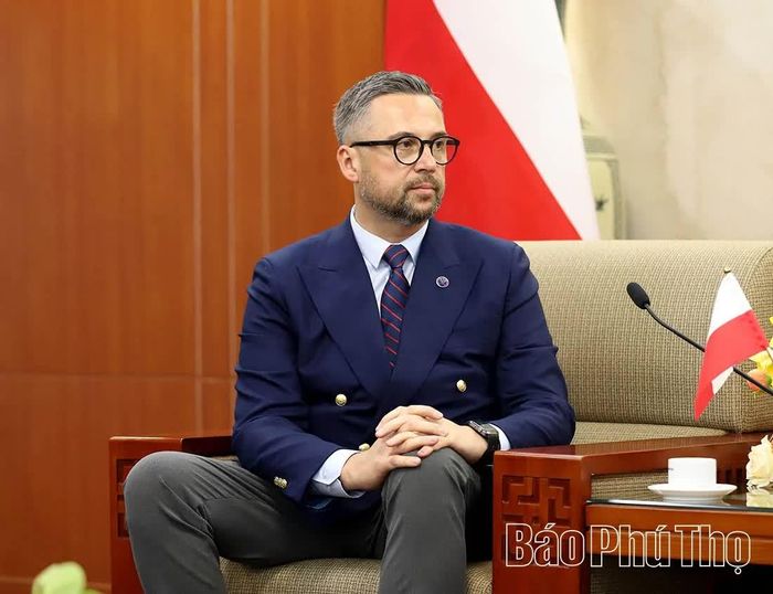 Bộ trưởng Bộ Khoa học và Giáo dục Đại học Ba Lan Marcin Kulasek trao đổi tại buổi làm việc.