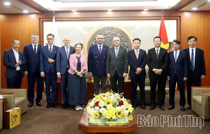 Các đồng chí lãnh đạo tỉnh và Đoàn đại biểu cấp cao Ba Lan chụp ảnh lưu niệm.