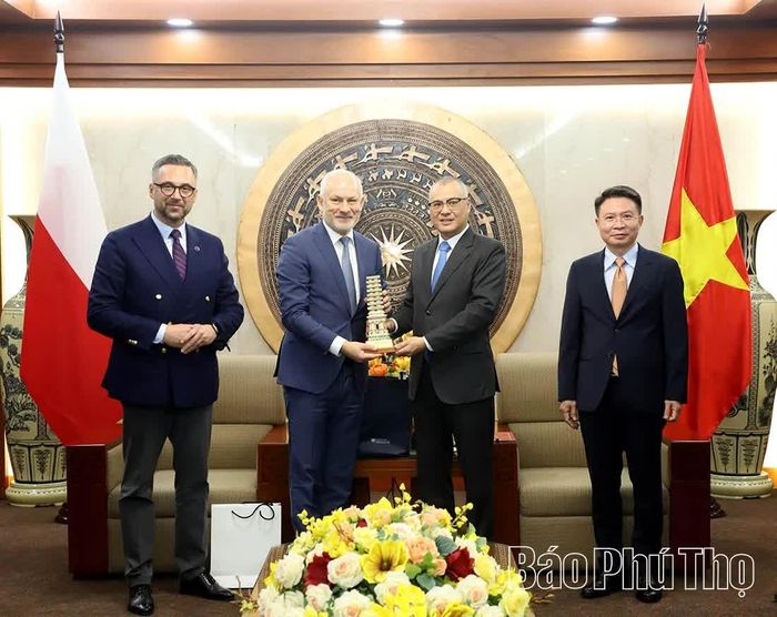 Đồng chí Bí thư Tỉnh ủy Phạm Đại Dương tặng quà lưu niệm cho ông Grzegorz Bernard Napieralski - Hạ nghị sĩ, Chủ tịch Nhóm nghị sĩ hữu nghị Ba Lan – Việt Nam, Chủ tịch Tiểu ban Trí tuệ nhân tạo.