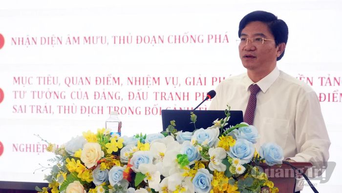 Đồng chí Trương An Ninh, Ủy viên Ban Thường vụ, Trưởng ban Tuyên giáo Tỉnh ủy truyền đạt các chuyên đề tại lớp bồi dưỡng - Ảnh: N.M