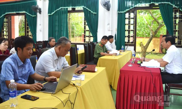 Chủ tịch UBND xã Cửa Việt (bên phải) đối thoại với đại diện 5 hộ dân tại thôn Long Hà An vào ngày 21/10/2026 - Ảnh: M.L