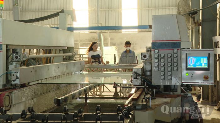 Nhà máy sản xuất kính cường lực Quang Hùng Phát chú trọng đầu tư công nghệ hiện đại - Ảnh: N.T