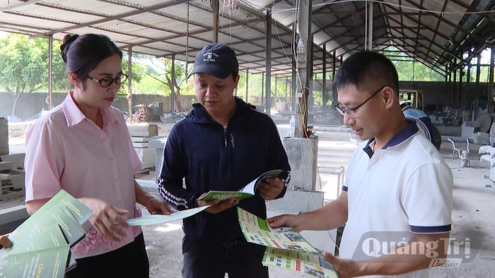 Cán bộ Sở Công thương Quảng Trị tuyên truyền chương trình sản xuất và tiêu dùng bền vững tại doanh nghiệp - Ảnh: N.T