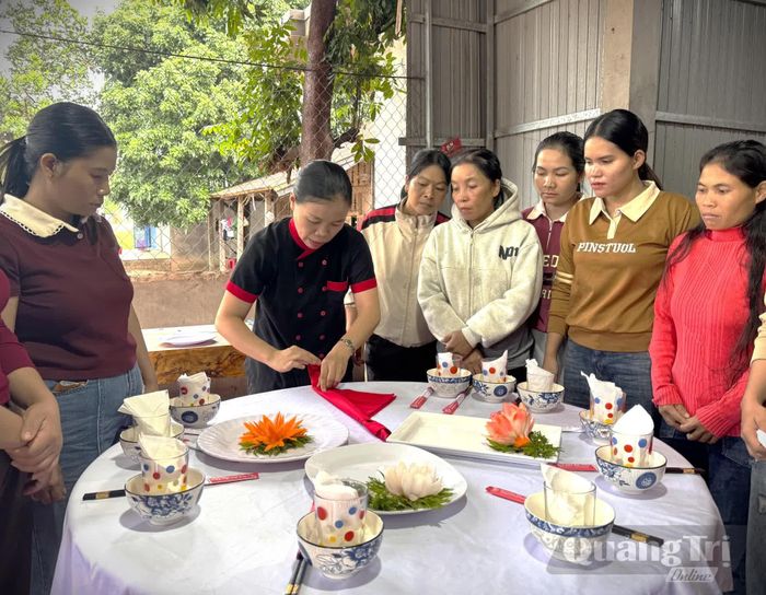 Chị em phụ nữ xã La Lay hào hứng với lớp học nấu ăn - Ảnh: M.L