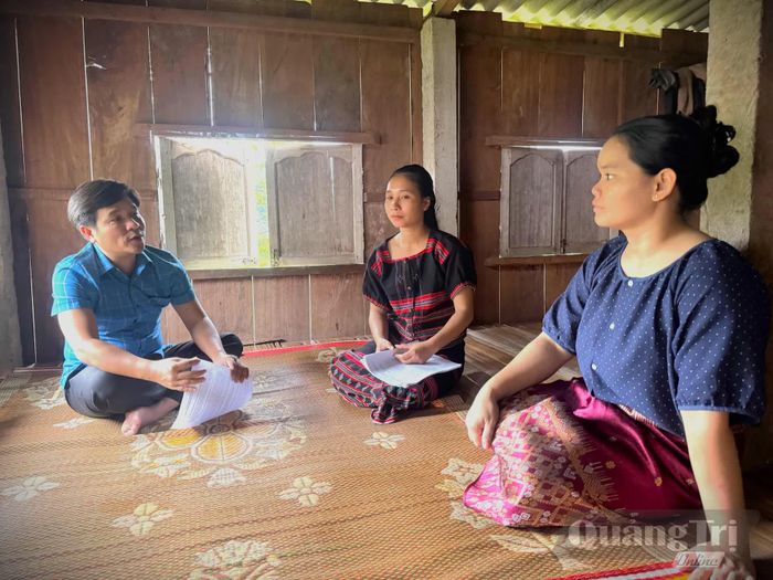 Chị Hồ Thị Hiền, thôn A Ngo, xã La Lay được tư vấn tham gia các lớp đào tạo nghề nông thôn - Ảnh: M.L
