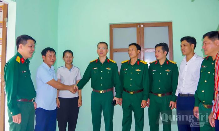 Đại diện Ban Chỉ huy Đoàn Kinh tế Quốc phòng 79 thăm hỏi, động viên hộ gia đình được bàn giao "Nhà đồng đội" năm 2026 - Ảnh: X.T