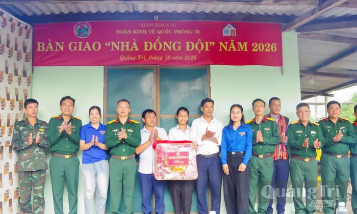 Đại diện Đoàn Kinh tế Quốc phòng 79 trao quà cho các gia đình - Ảnh: X.T