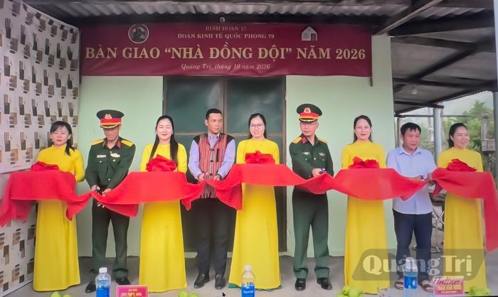 Cắt băng khánh thành "Nhà đồng đội" cho gia đình anh Tống Anh Đại (Công nhân đội 4) - Ảnh: X.T