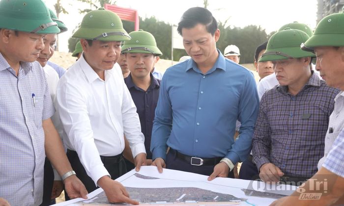 Đại diện lãnh đạo các ngành chức năng báo cáo tình trạng xâm thực bờ biển Bảo Ninh - Ảnh: X.P