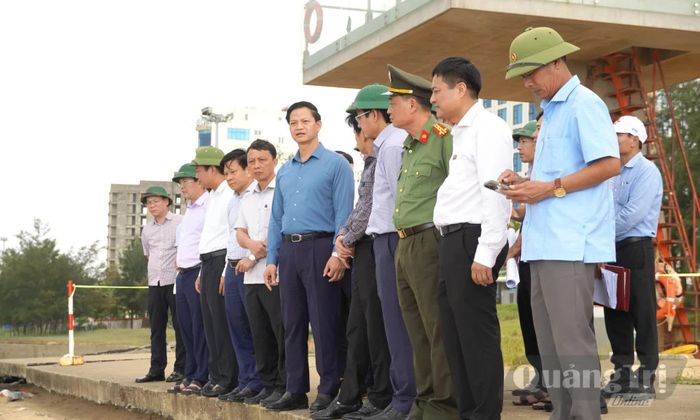 Đồng chí Vương Quốc Tuấn, Bí thư Tỉnh ủy cùng đoàn công tác kiểm tra khu vực kè biển Nhật Lệ - Ảnh: X.P