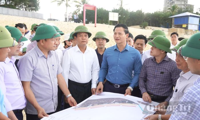 Đồng chí Vương Quốc Tuấn, Bí thư Tỉnh ủy kiểm tra tình hình sạt lở khu vực kè biển Bảo Ninh - Ảnh: X.P