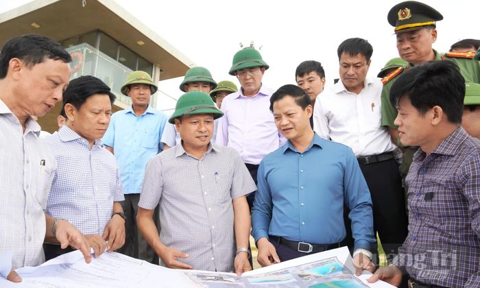 Đồng chí Vương Quốc Tuấn, Bí thư Tỉnh ủy yêu các các ngành lập và đề xuất chủ trương chuẩn bị đầu tư khu vực kè biển Nhật Lệ trên cơ sở khảo sát, đánh giá tác động và hiệu quả tổng thể - Ảnh: X.P