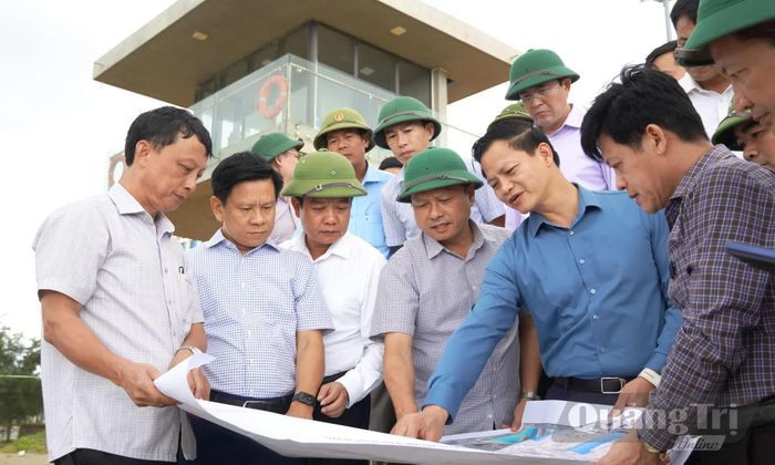 Đồng chí Vương Quốc Tuấn, Bí thư Tỉnh ủy yều cầu các ngành, địa phương thực hiện đồng bộ chủ trương chỉnh trang phát triển bãi biển Nhật Lệ và quy hoạch tuyến đường Trương Pháp nhằm tạo sự đồng thuận cao trong Nhân dân - Ảnh: X.P