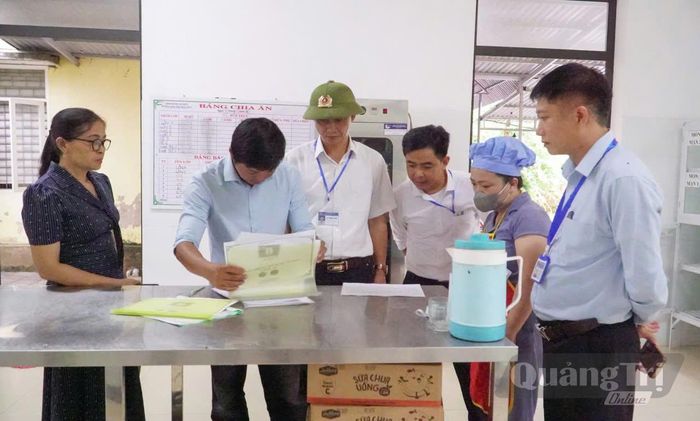 Lực lượng chức năng kiểm tra an toàn thực phẩm tại bếp ăn tập thể của cơ sở giáo dục trên địa bàn xã Tân Mỹ - Ảnh: M.P