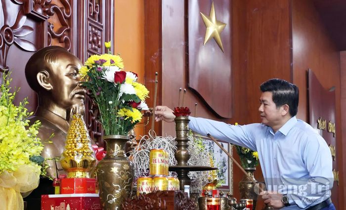 Đồng chí Trần Vũ Khiêm, Phó Bí thư Thường trực Tỉnh ủy, Trưởng đoàn đại biểu Quốc hội tỉnh Quảng Trị dâng hương tri ân Chủ tịch Hồ Chí Minh, Đại tướng Võ Nguyên Giáp, Trung tướng Đồng Sỹ Nguyên và các anh hùng liệt sĩ Trường Sơn - Ảnh: C.T.V
