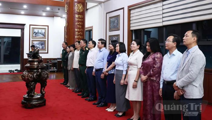 Các đại biểu dâng hương tri ân Chủ tịch Hồ Chí Minh, Đại tướng Võ Nguyên Giáp, Trung tướng Đồng Sỹ Nguyên và các anh hùng liệt sĩ Trường Sơn - Ảnh: C.T.V