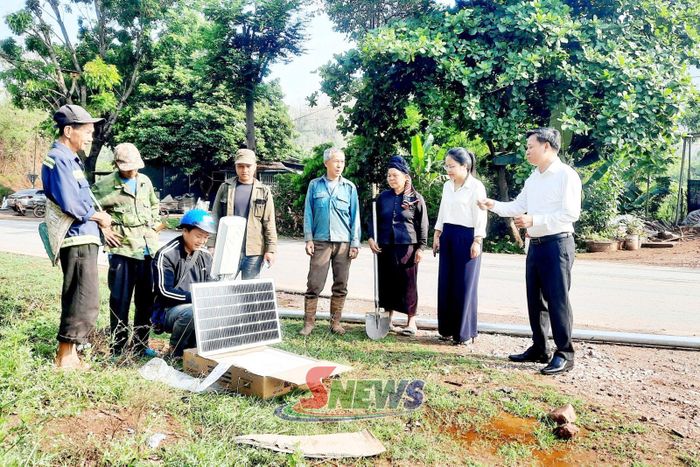 Nhân dân xã Chiềng Hặc thi công lắp đặt đèn năng lượng mặt trời dọc quốc lộ 6.