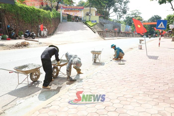 Thi công Dự án sửa chữa, cải tạo vỉa hè, rãnh thoát nước trung tâm xã Chiềng Hặc - giai đoạn 2.