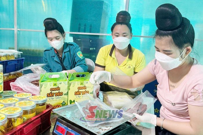 Nhân viên HTX Tây Bắc, xã Yên Châu đóng gói sản phẩm.