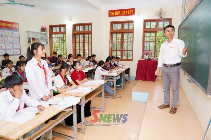 Một tiết học của thầy và trò Trường PTDT bán trú THCS Co Mạ.