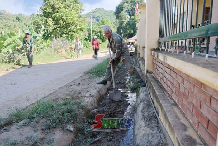Đồng bào La Ha, xã Chiềng La chung tay vệ sinh môi trường