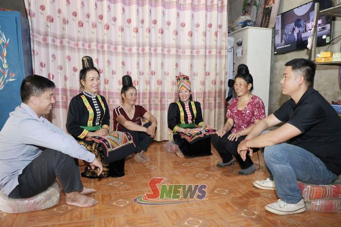 Cán bộ xã Chiềng La (ngoài cùng, bên trái) nắm bắt tâm tư, nguyện vọng của đồng bào La Ha.