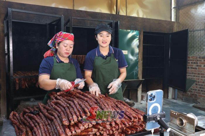 Chị Lèo Thị Thúy, bản Hài, phường Chiềng An, livestream bán hàng trên nền tảng số.