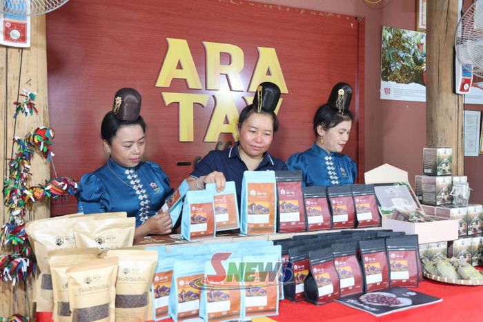 Thành viên HTX Ara-Tay Coffee Mường Chanh chuẩn bị livestream bán hàng.