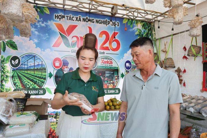Thành viên HTX Nông nghiệp 26-3 giới thiệu sản phẩm nấm tại Ngày hội Văn hóa các dân tộc xã Chiềng Mai năm 2026.