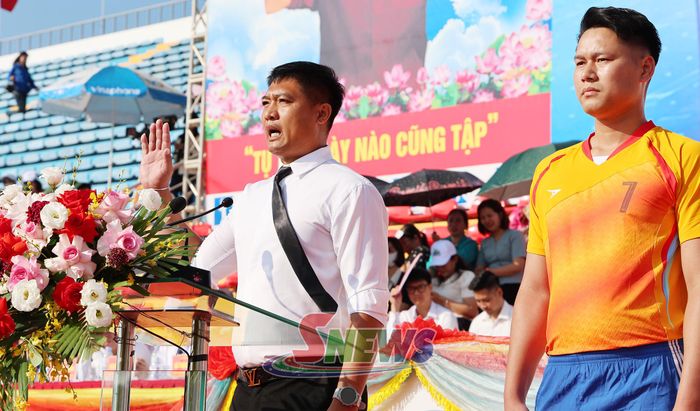 Trọng tài và vận động viên tuyên thệ.