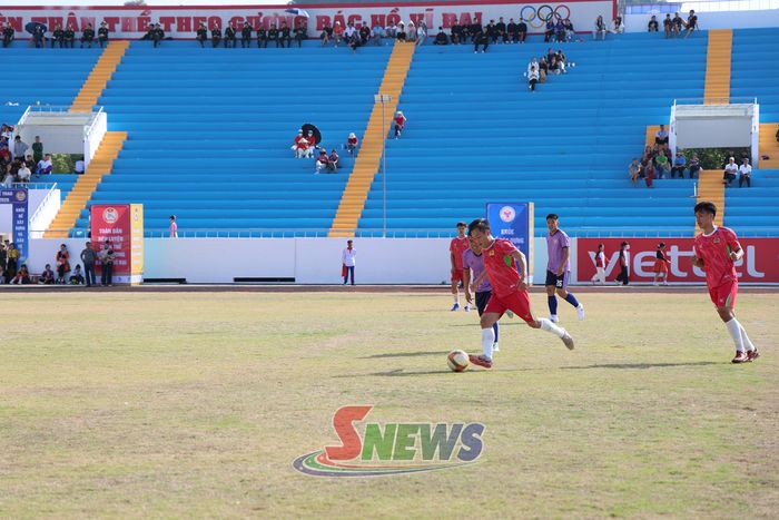 Trận thi đấu bóng đá mở màn đại hội thể thao.