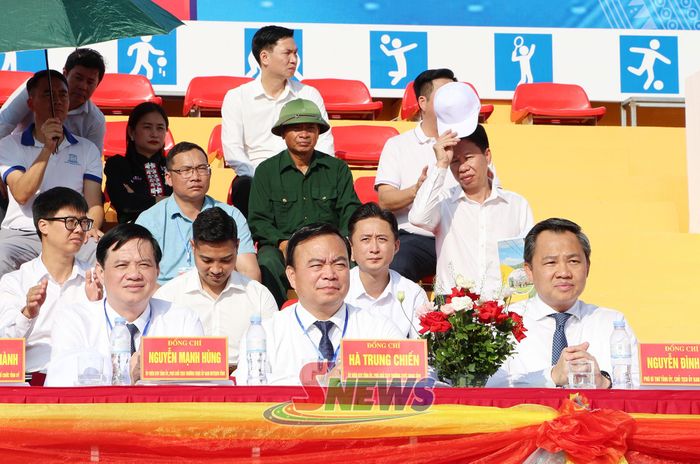 Các đại biểu dự khai mạc.