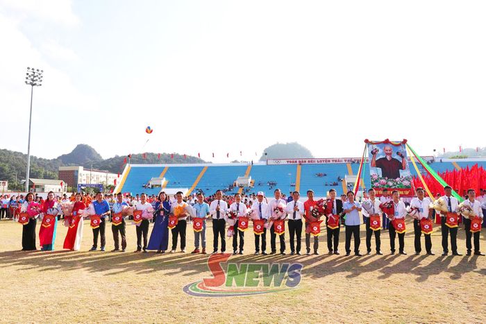 Các đoàn VĐV nhận cờ lưu niệm.
