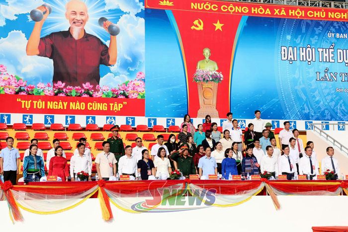 Các đại biểu thực hiện nghi lễ chào cờ.