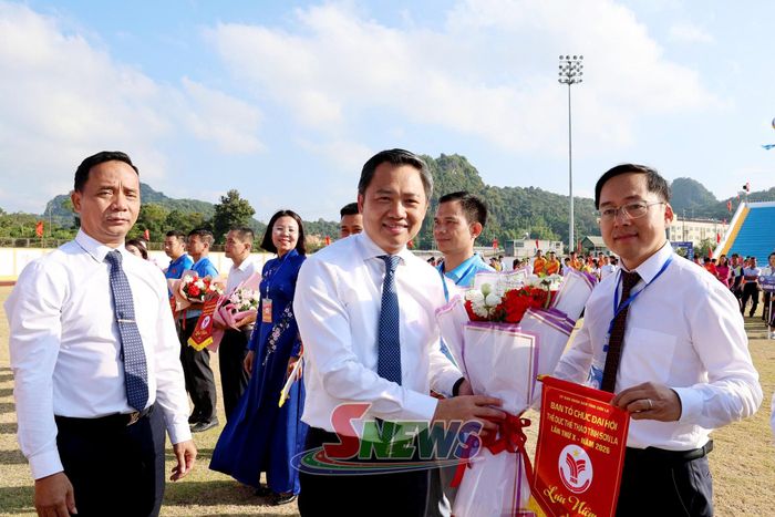 Đồng chí Chủ tịch UBND tỉnh trao cờ lưu niệm cho đoàn vận động viên.