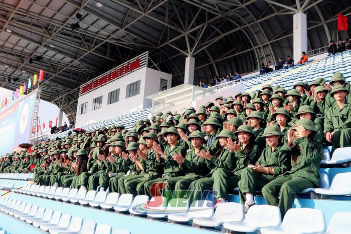 Khán giả theo dõi chương trình.