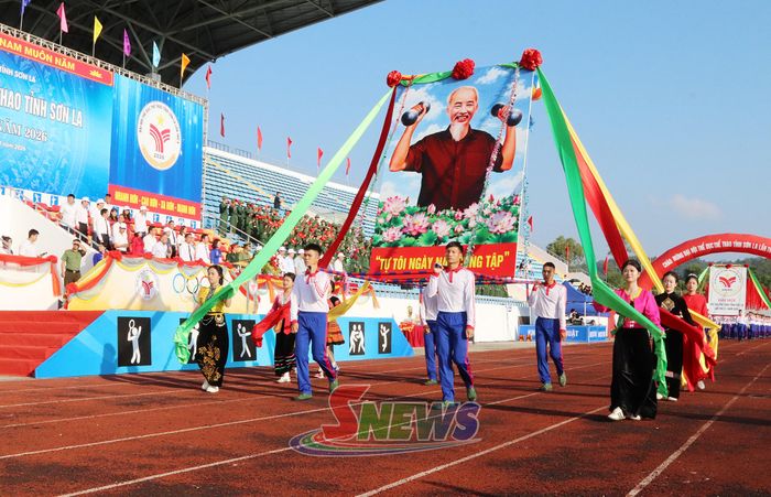 Kiệu ảnh Bác Hồ.