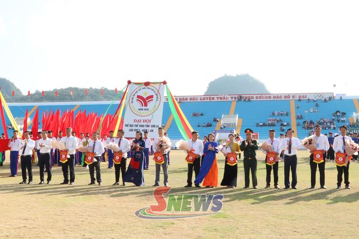 Các đoàn VĐV nhận cờ lưu niệm 