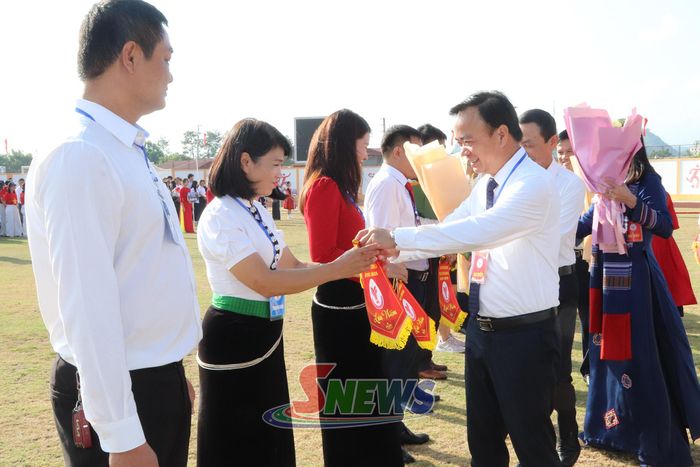 Các đồng chí lãnh đạo tỉnh trao cờ lưu niệm cho các đoàn VĐV.