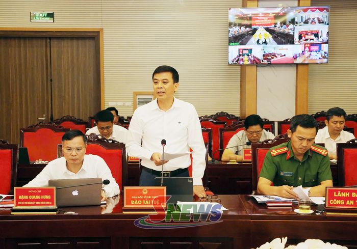 Đồng chí Giám đốc Sở Xây dựng phát biểu tại phiên họp.