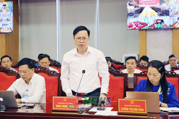 Lãnh đạo Sở Tài chính báo cáo tại phiên họp.