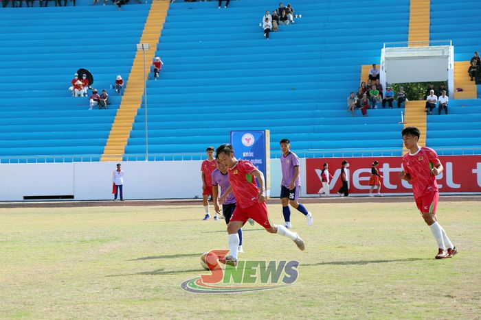 Pha tranh chấp kịch tính giữa cầu thủ hai đội