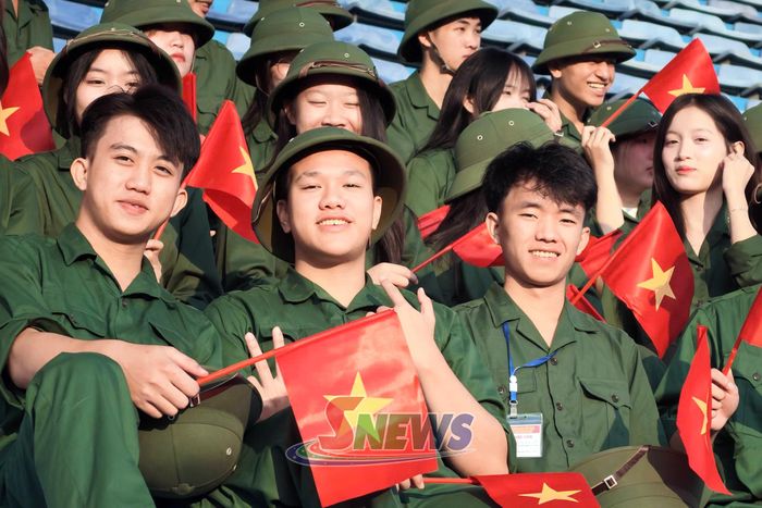 Đông đảo khán giả đến xem và cổ vũ